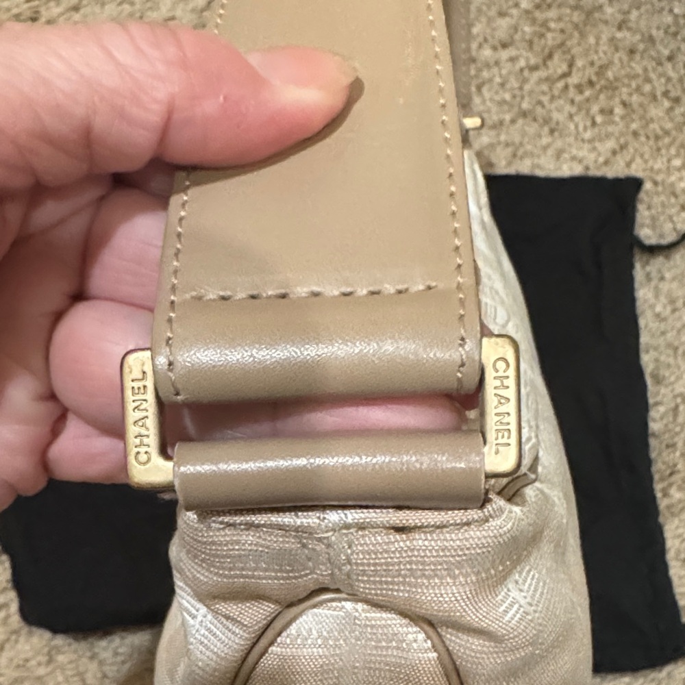 CHANEL Elegant Shoulder Bag - Picture 4 of 16